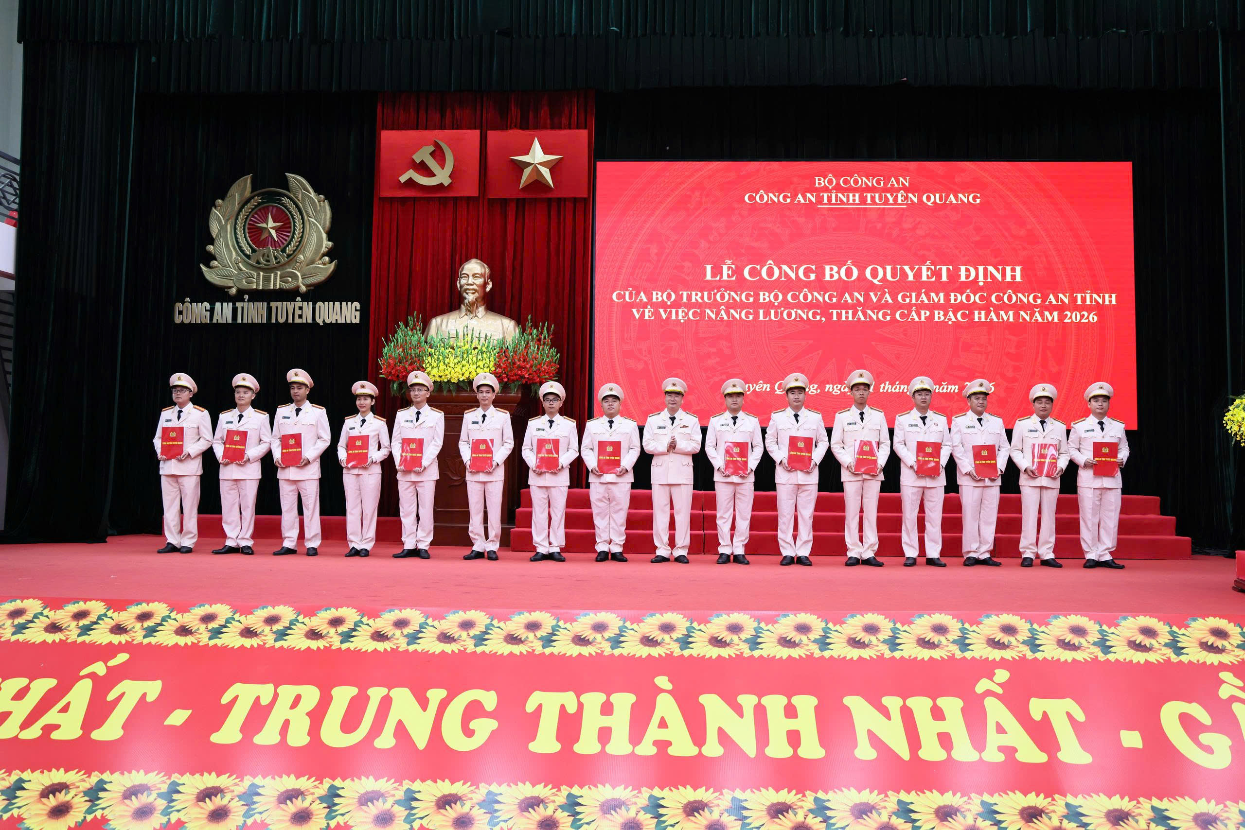 Đồng chí Ma Quang Trung thay mặt Lãnh đạo Công an tỉnh trao quyết định thăng cấp bậc hàm cho các đồng chí được thăng bậc hàm cấp tá