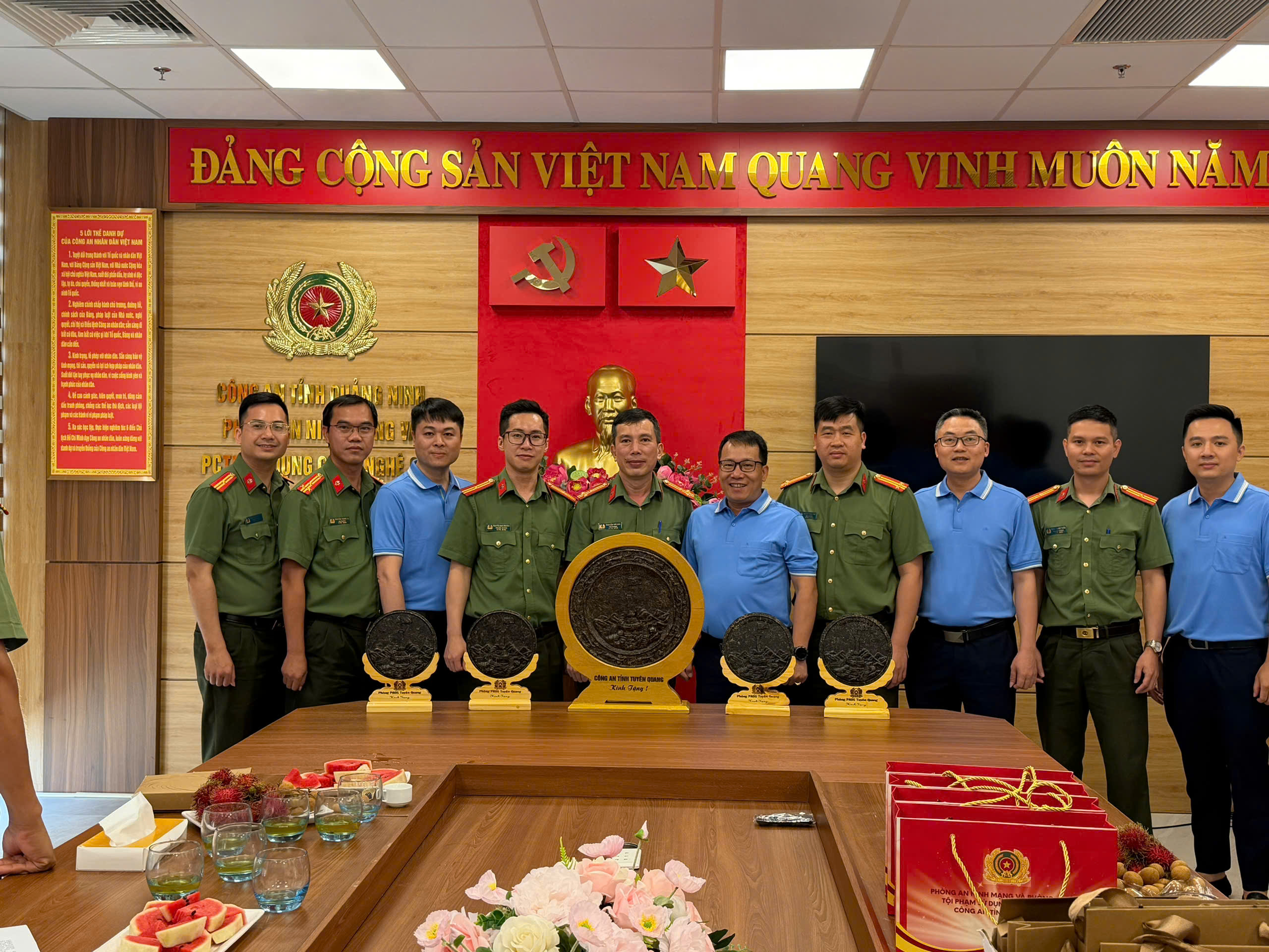Chỉ huy Phòng PA05 Công an tỉnh Tuyên Quang trao tặng quà lưu niệm tới Chỉ huy Phòng PA05 Công an tỉnh Quảng Ninh