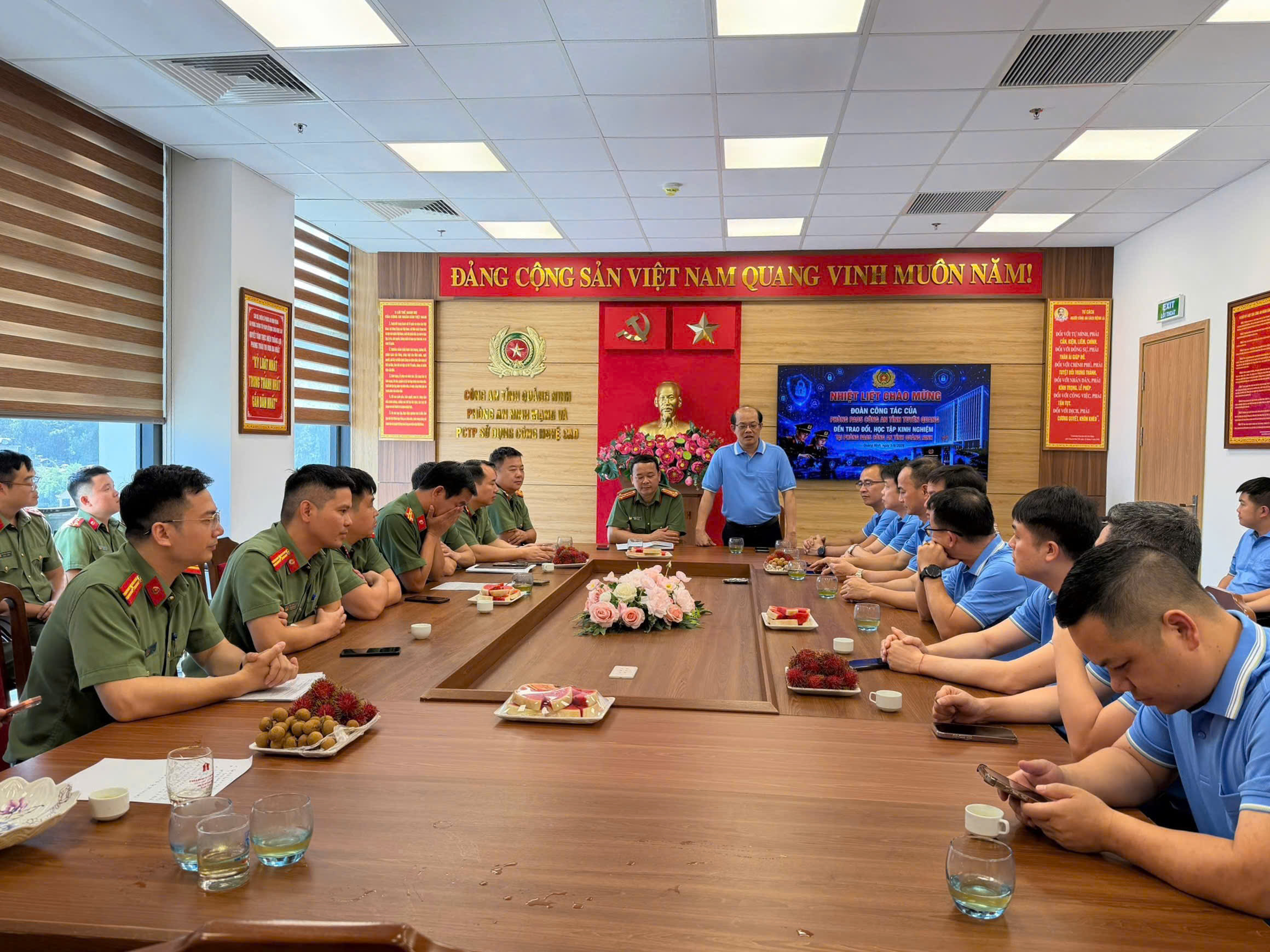 Đồng chí Đào Trung Dũng, trưởng phòng phát biểu tại buổi giao lưu