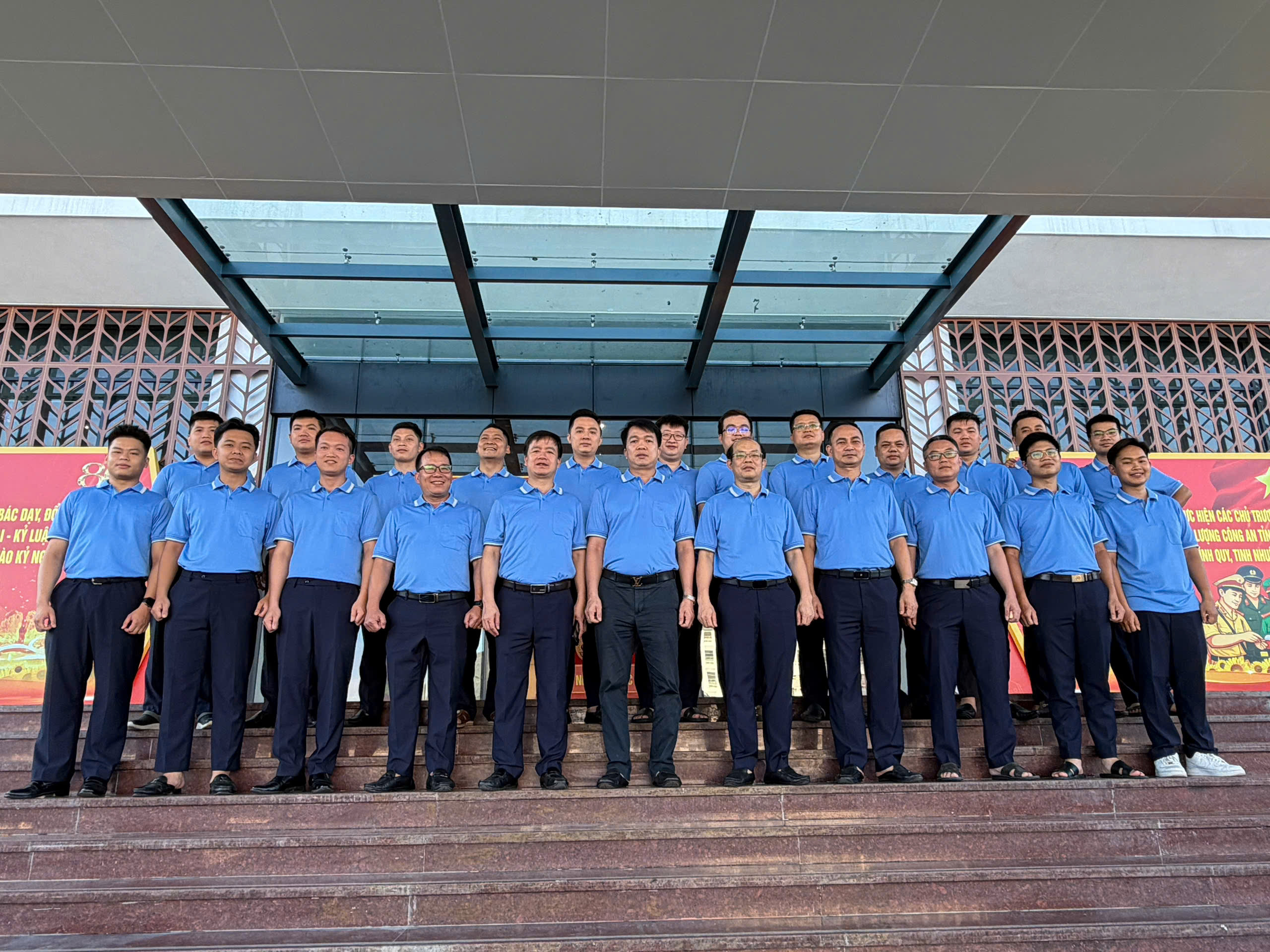 Phòng PA05 Tuyên Quang chụp ảnh lưu niệm tại Công an tỉnh Quảng Ninh