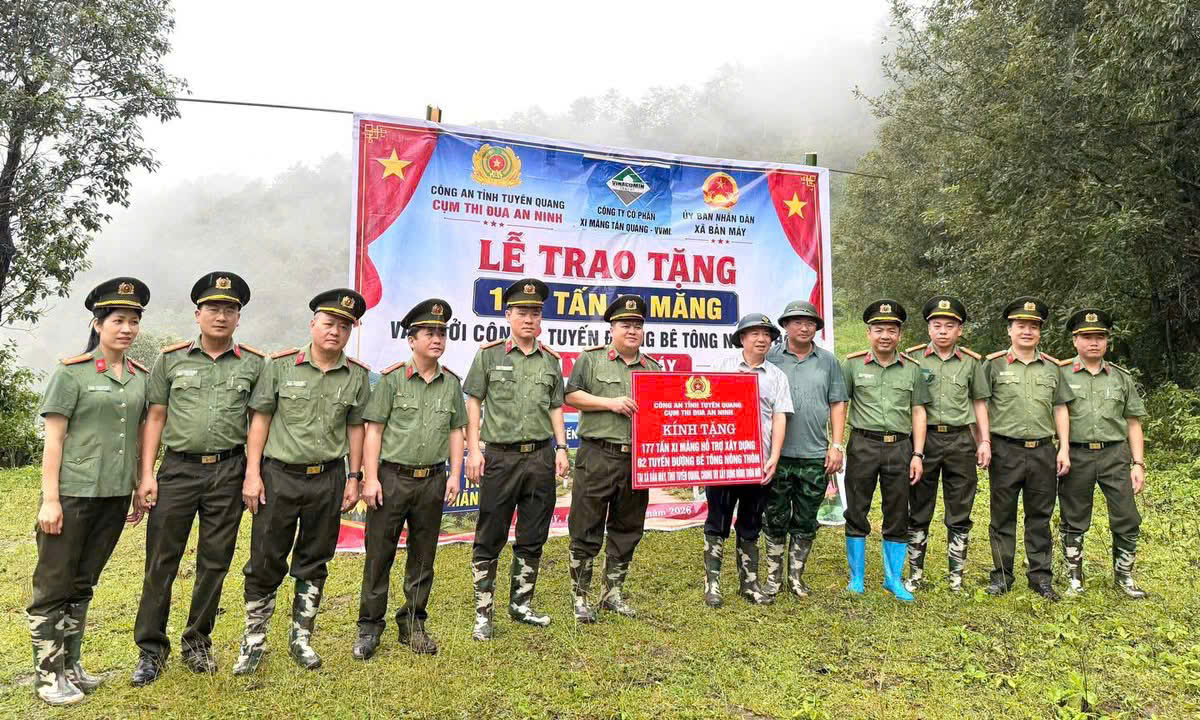 177 TẤN XI MĂNG - NHỊP CẦU KẾT NỐI NGHĨA TÌNH QUÂN - DÂN Ở XÃ BẢN MÁY