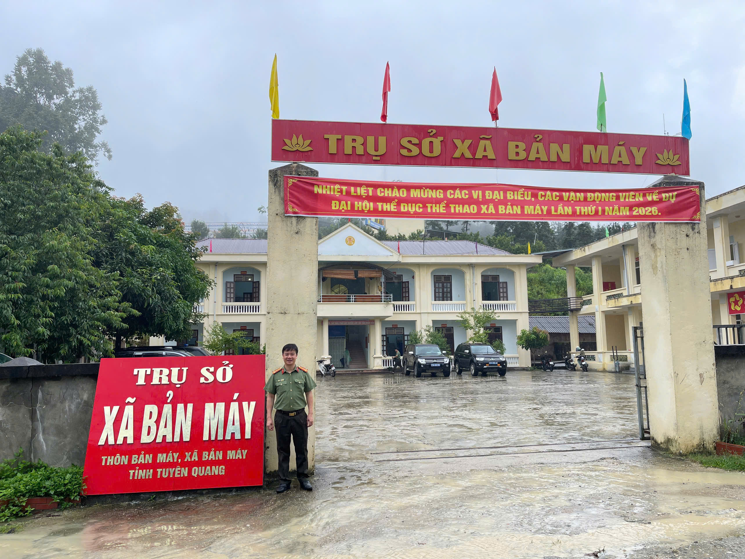 Đồng chí Lý Xuân Bình tại trụ sở xã Bản Máy