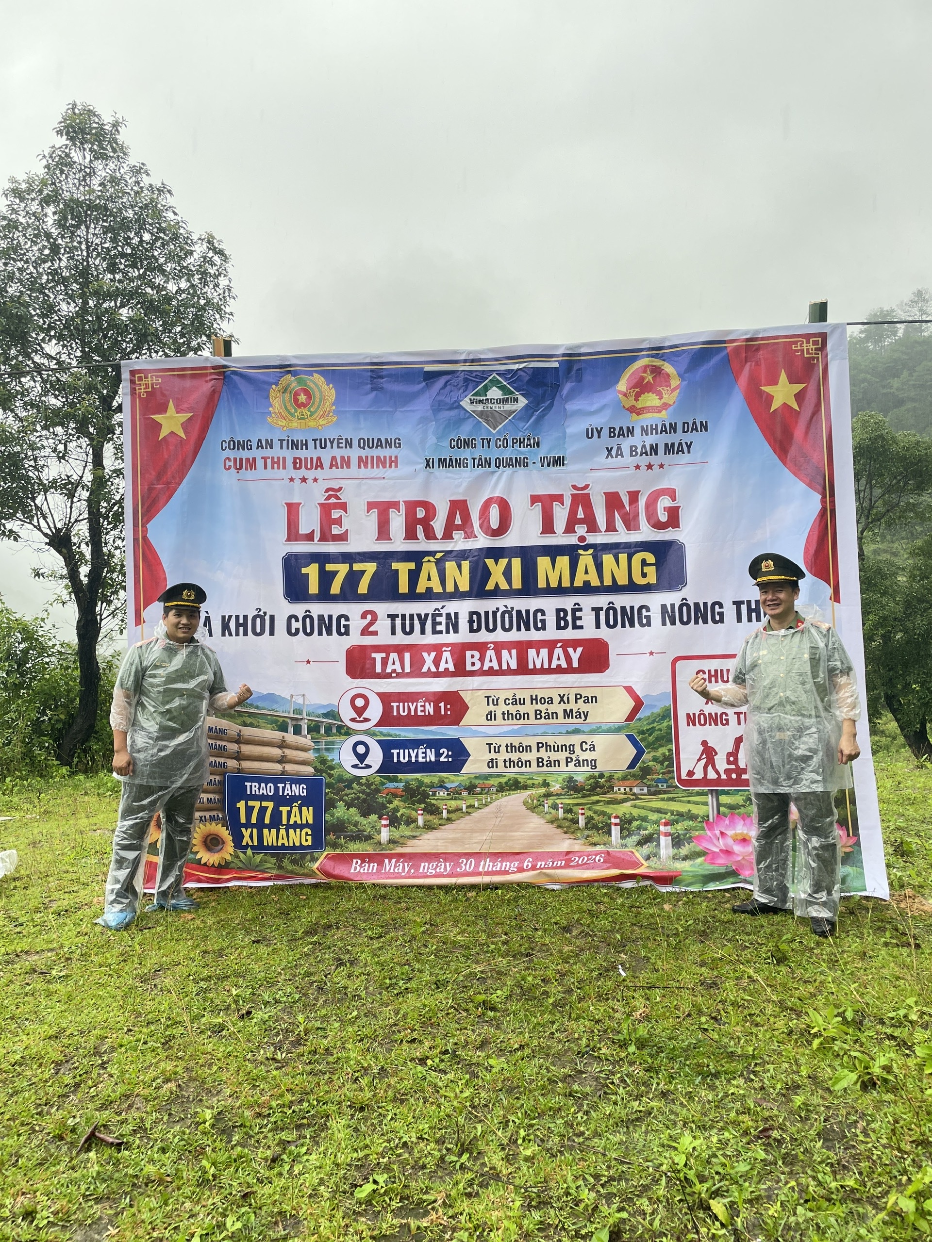 Đống chí Lý Xuân Bình và đồng chí Lê Hoàng Anh đại diện cho phòng PA05 tham gia Lễ trao tặng