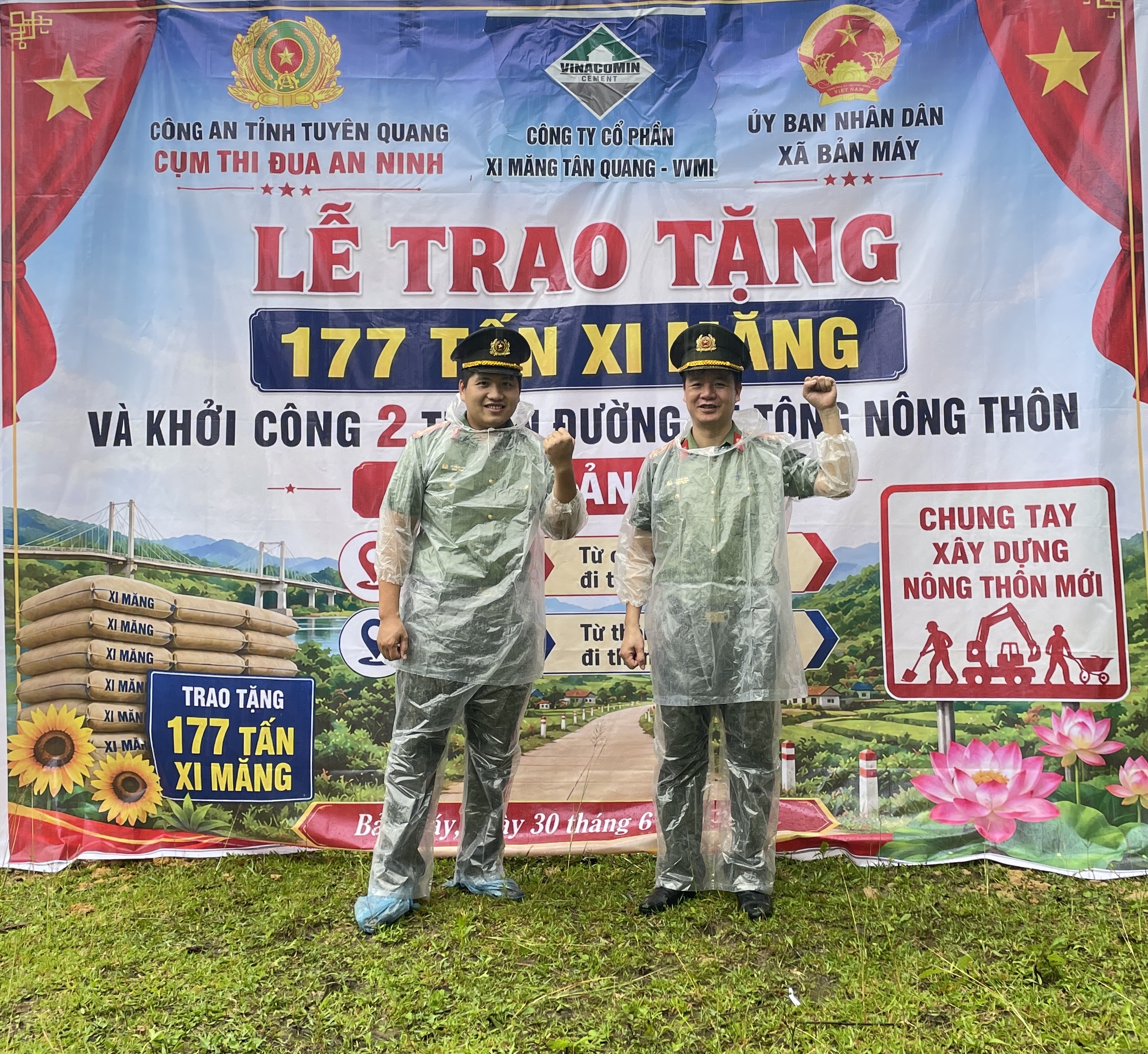 Đống chí Lý Xuân Bình và đồng chí Lê Hoàng Anh đại diện cho phòng PA05 tham gia Lễ trao tặng