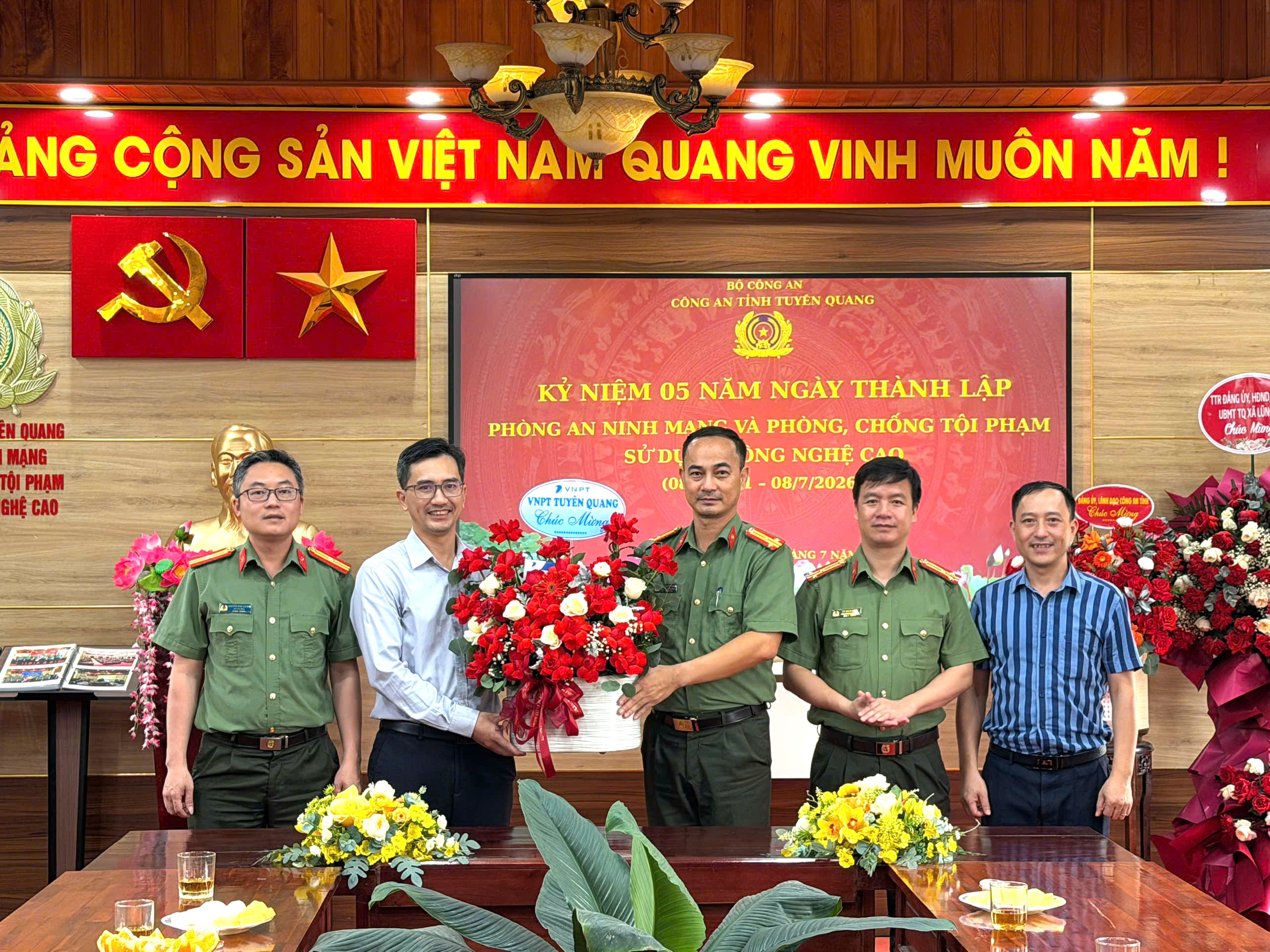 Đại diện Lãnh đạo VNPT Tuyên Quang tặng hoa chúc mừng