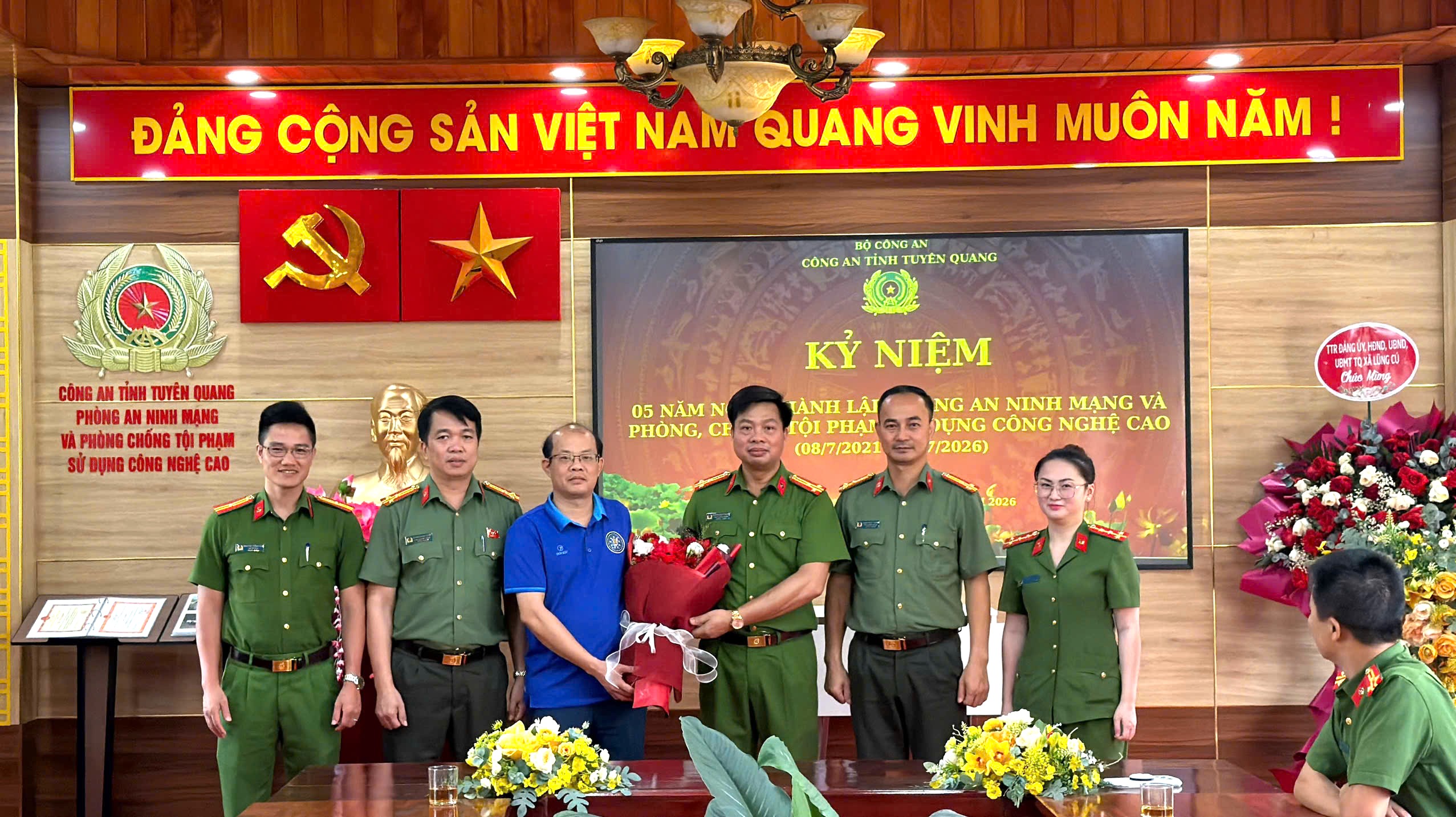 Đại diện phòng Cảnh sát kinh tế tặng hoa chúc mừng