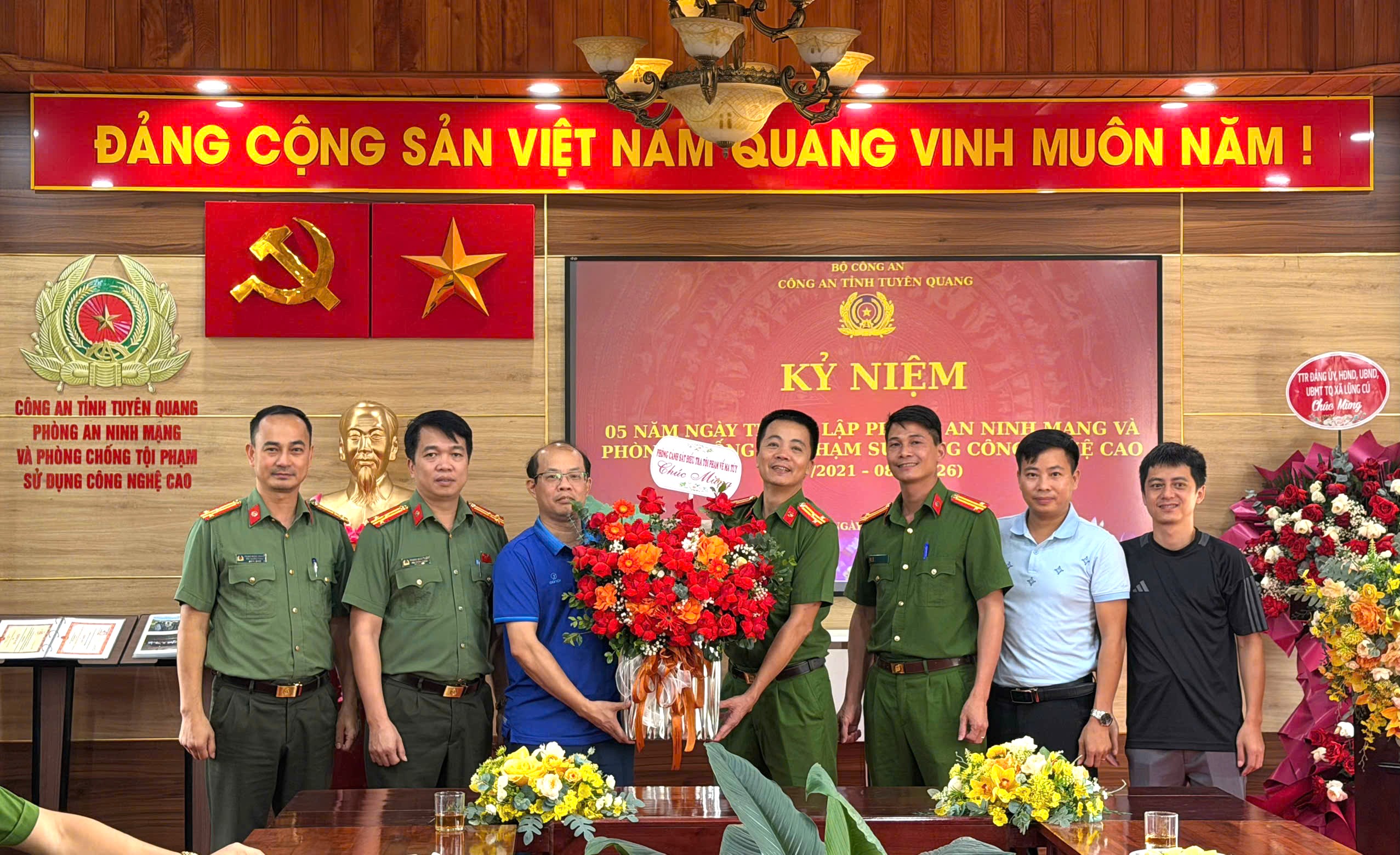 Phòng Cảnh sát điều tra tội phạm về ma túy tặng hoa chúc mừng