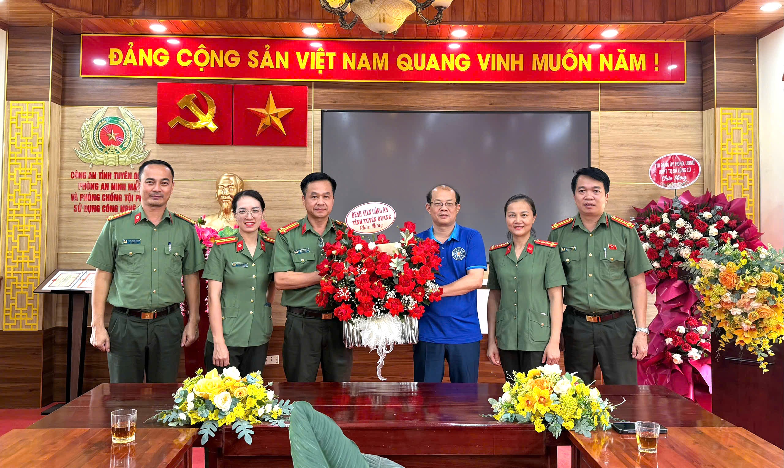 Đại diện bệnh viện Công an tỉnh tặng hoa chúc mừng