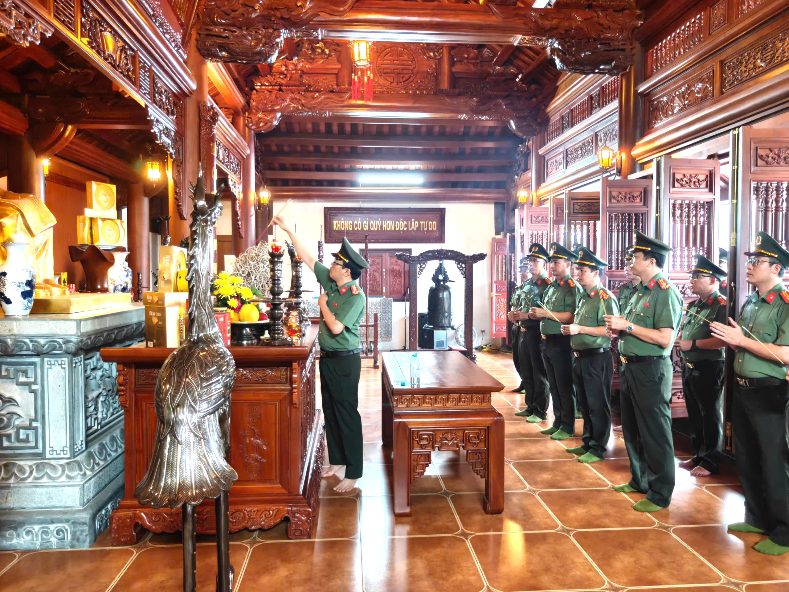 Lãnh đạo, cán bộ, chiến sĩ đơn vị dâng hương, dâng hoa tại đến thờ Chủ tịch Hồ Chí Minh