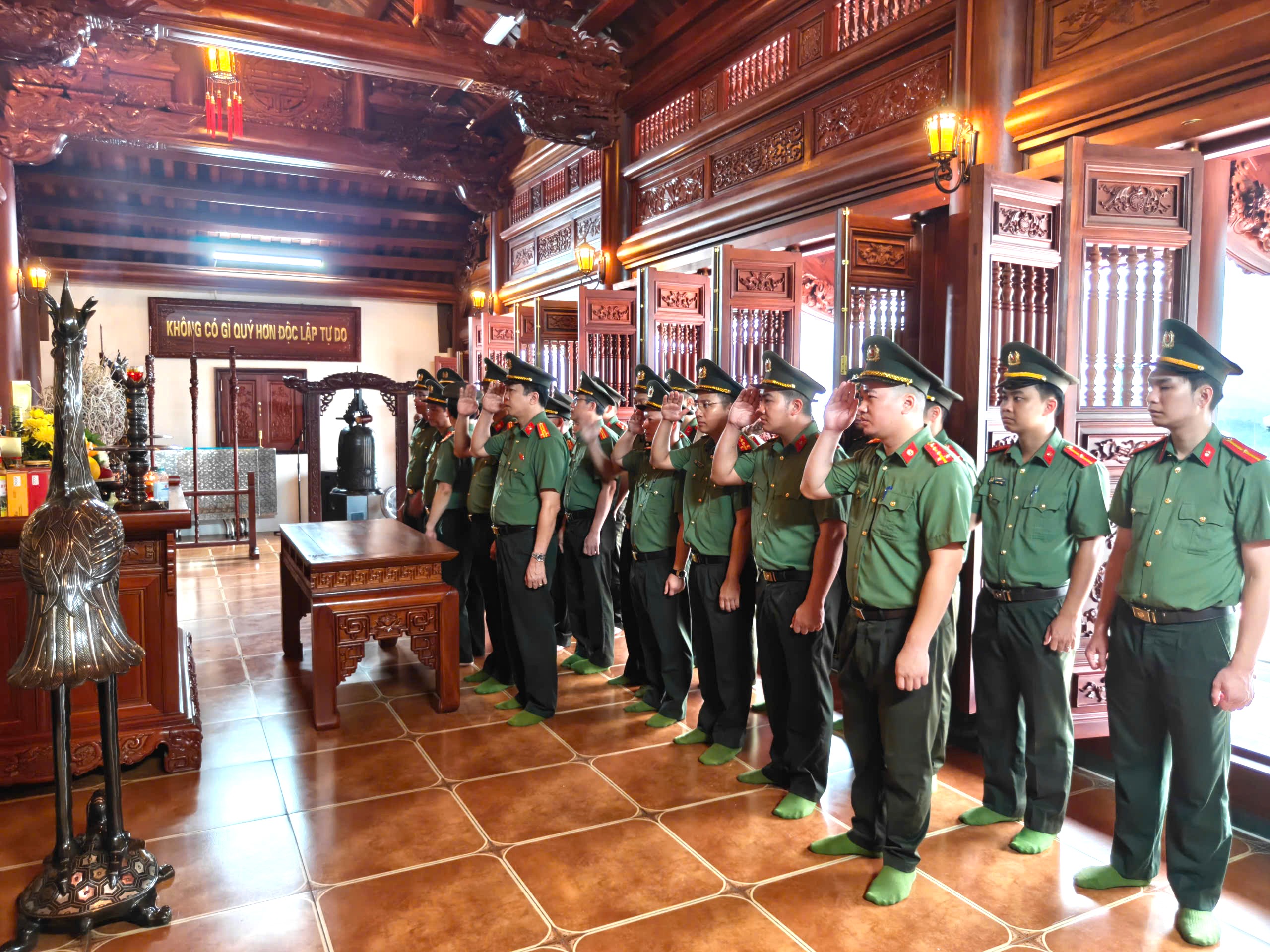 Lãnh đạo, cán bộ, chiến sĩ đơn vị dâng hương, dâng hoa tại đến thờ Chủ tịch Hồ Chí Minh
