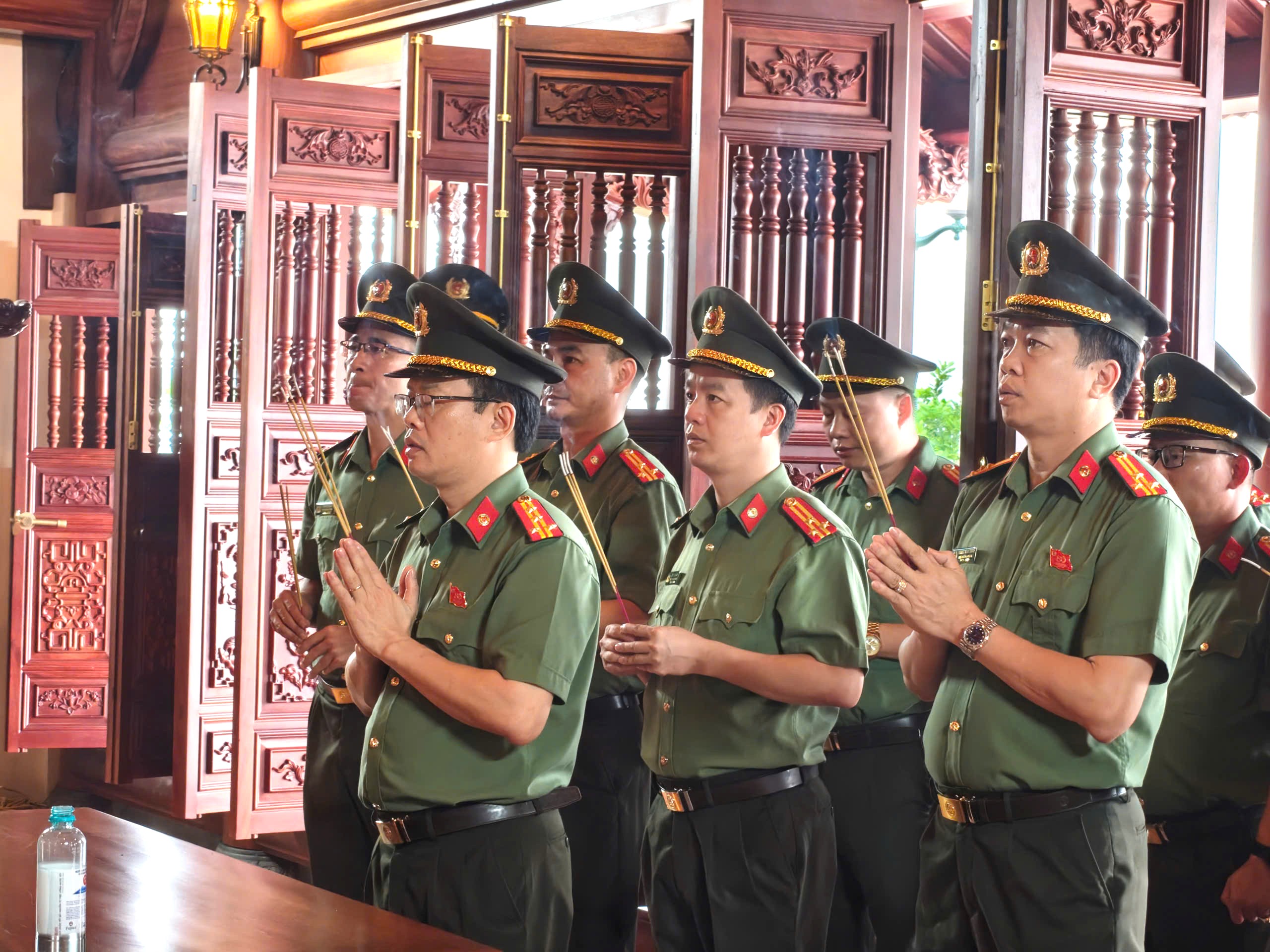 Lãnh đạo, cán bộ, chiến sĩ đơn vị dâng hương, dâng hoa tại đến thờ Chủ tịch Hồ Chí Minh