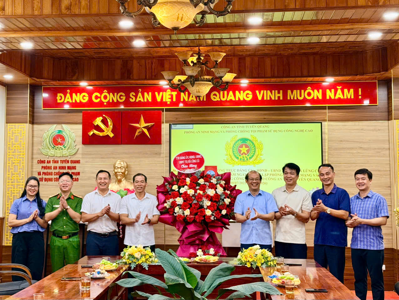 Đảng ủy, HĐND, UBND, Công an xã Lũng cú tặng hoa chúc mừng