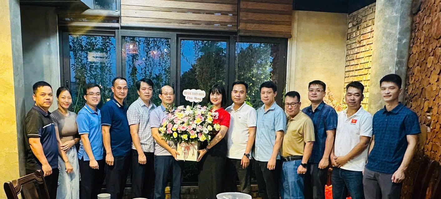Đại diện KOLs Tuyên Quang tặng hoa chúc mừng