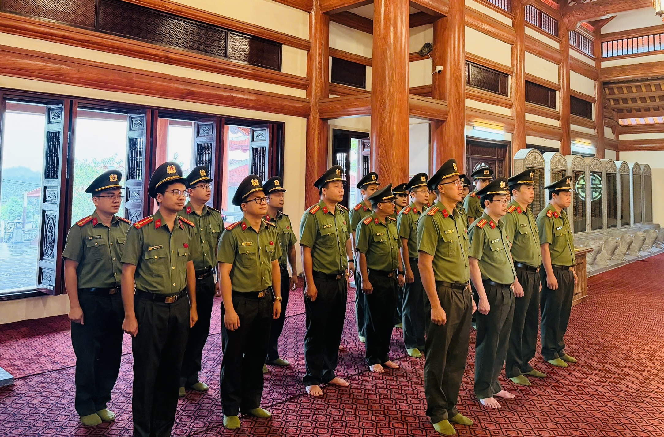 Lãnh đạo, chỉ huy, CBCS tham gia dâng hương