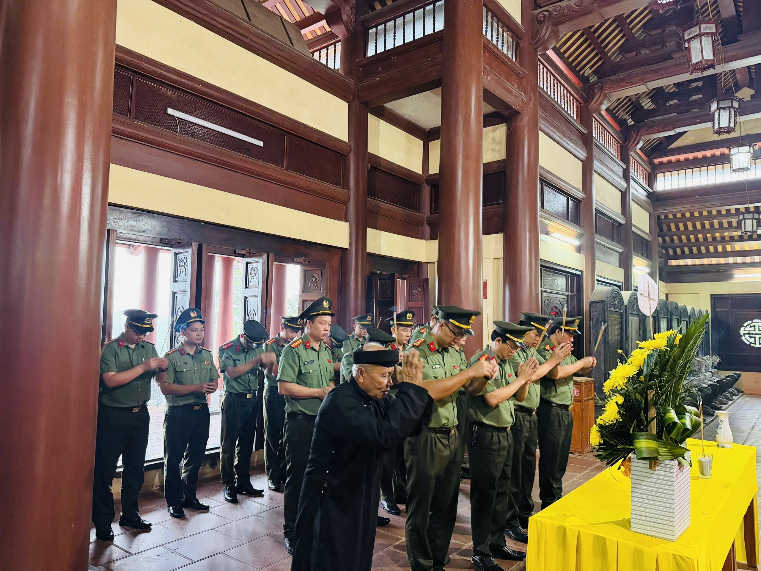 Lãnh đạo, chỉ huy, CBCS tham gia dâng hương