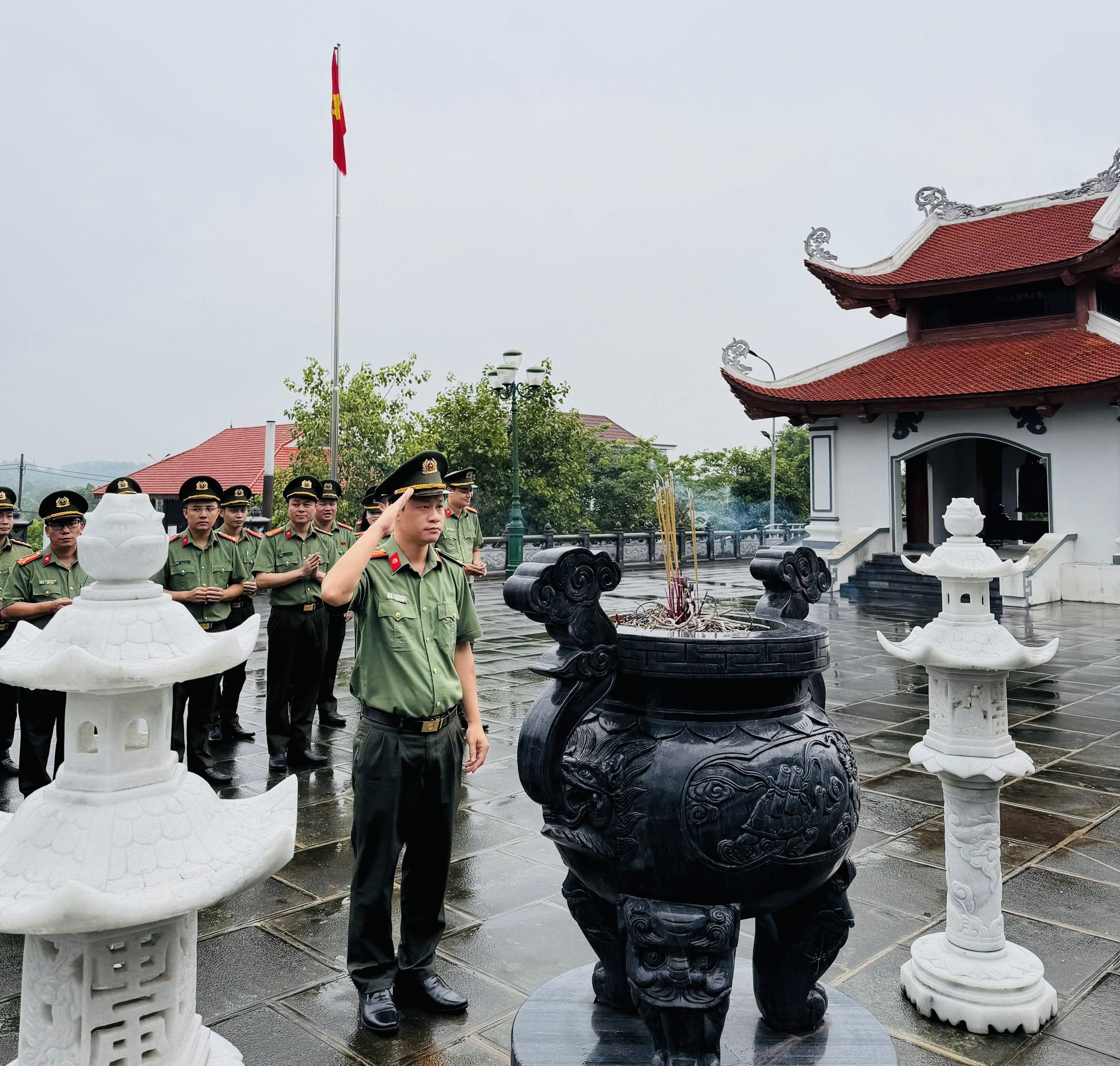 Đ/c Đào Minh Hải, Phó Trưởng phòng thắp hương tri ân