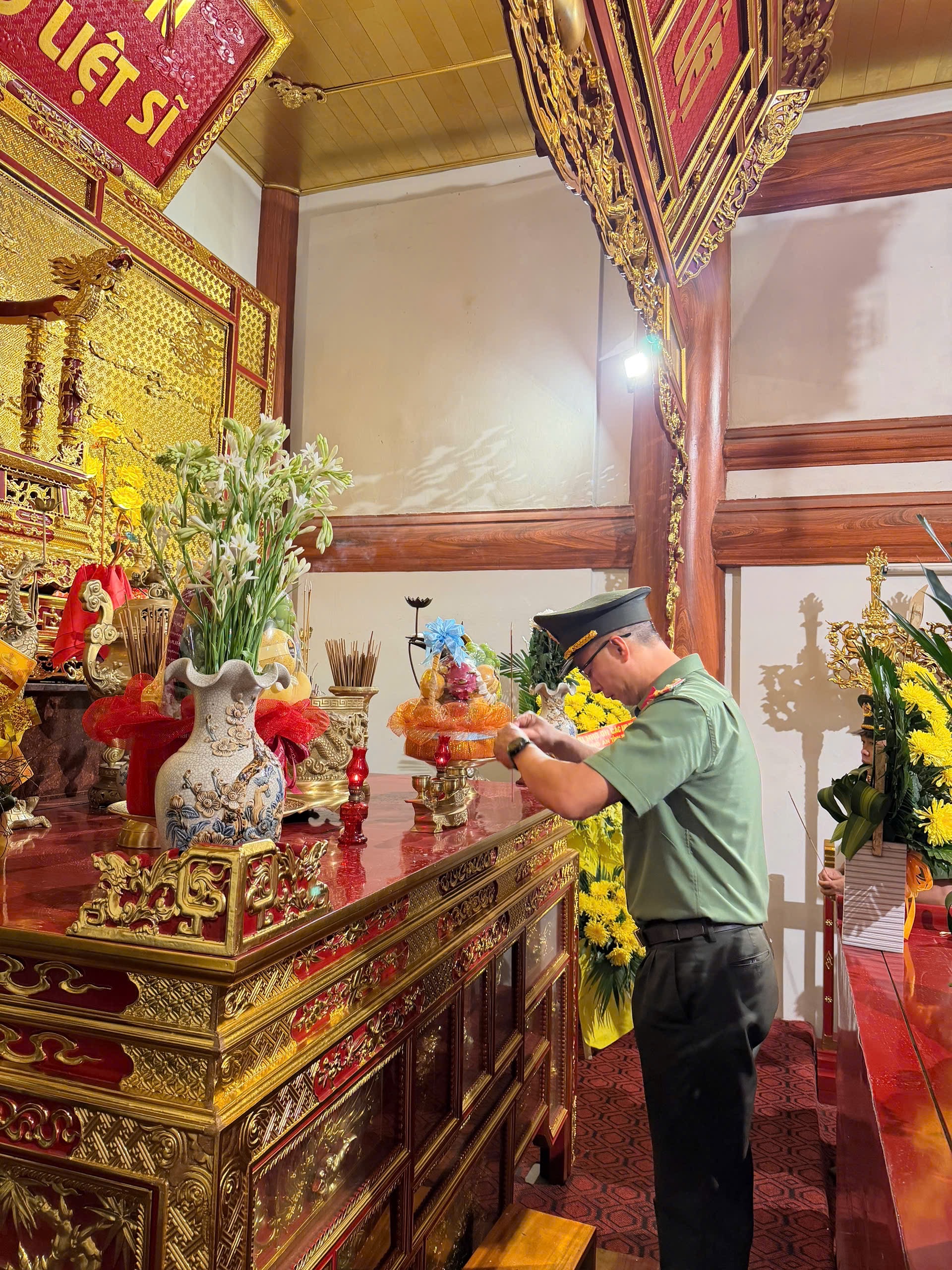 Đ/c Phí Đức Hòa, Phó Trưởng phòng thắp hương tri ân