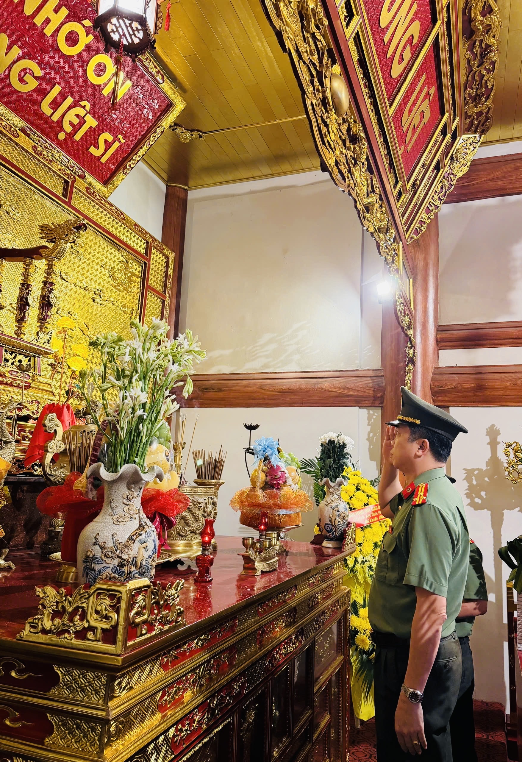Đ/c Hoàng Minh Tuấn, Phó Trưởng phòng thắp hương tri ân