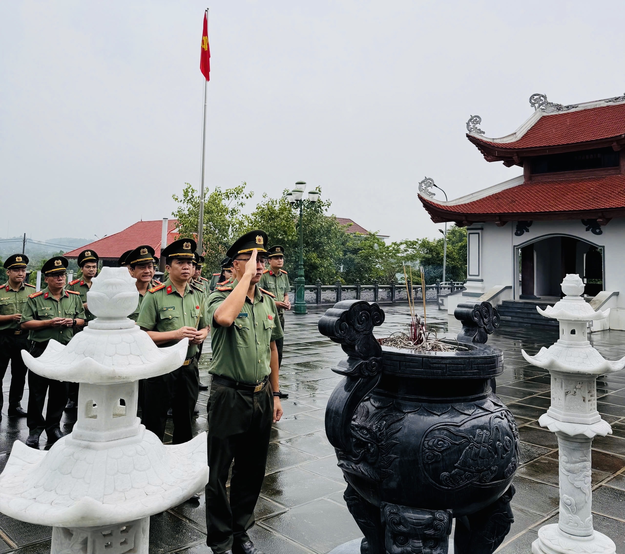 Đ/c Phí Đức Hòa, Phó Trưởng phòng thắp hương tri ân