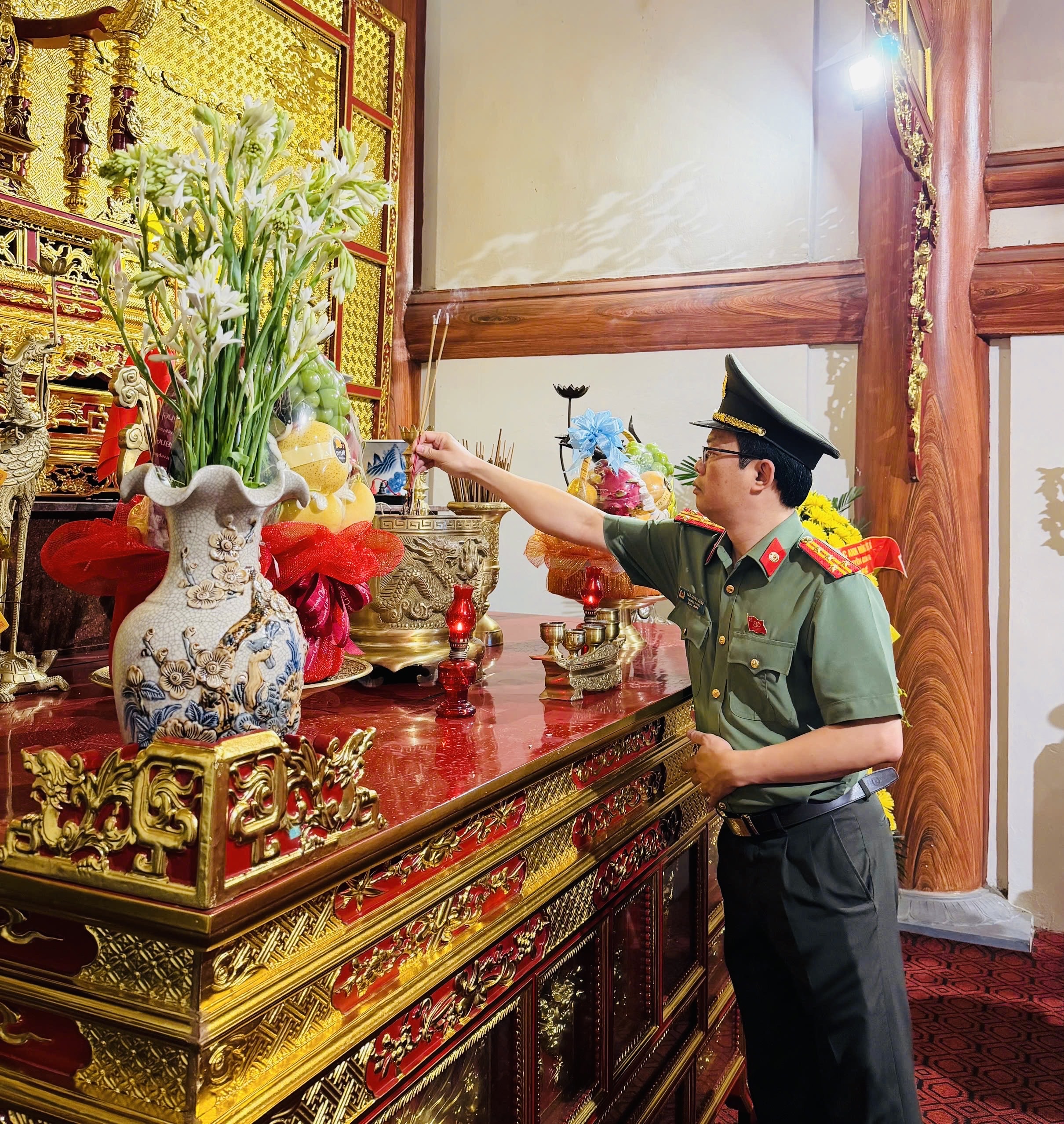 Đ/c Đào Trung Dũng, Trưởng phòng thắp hương tri ân