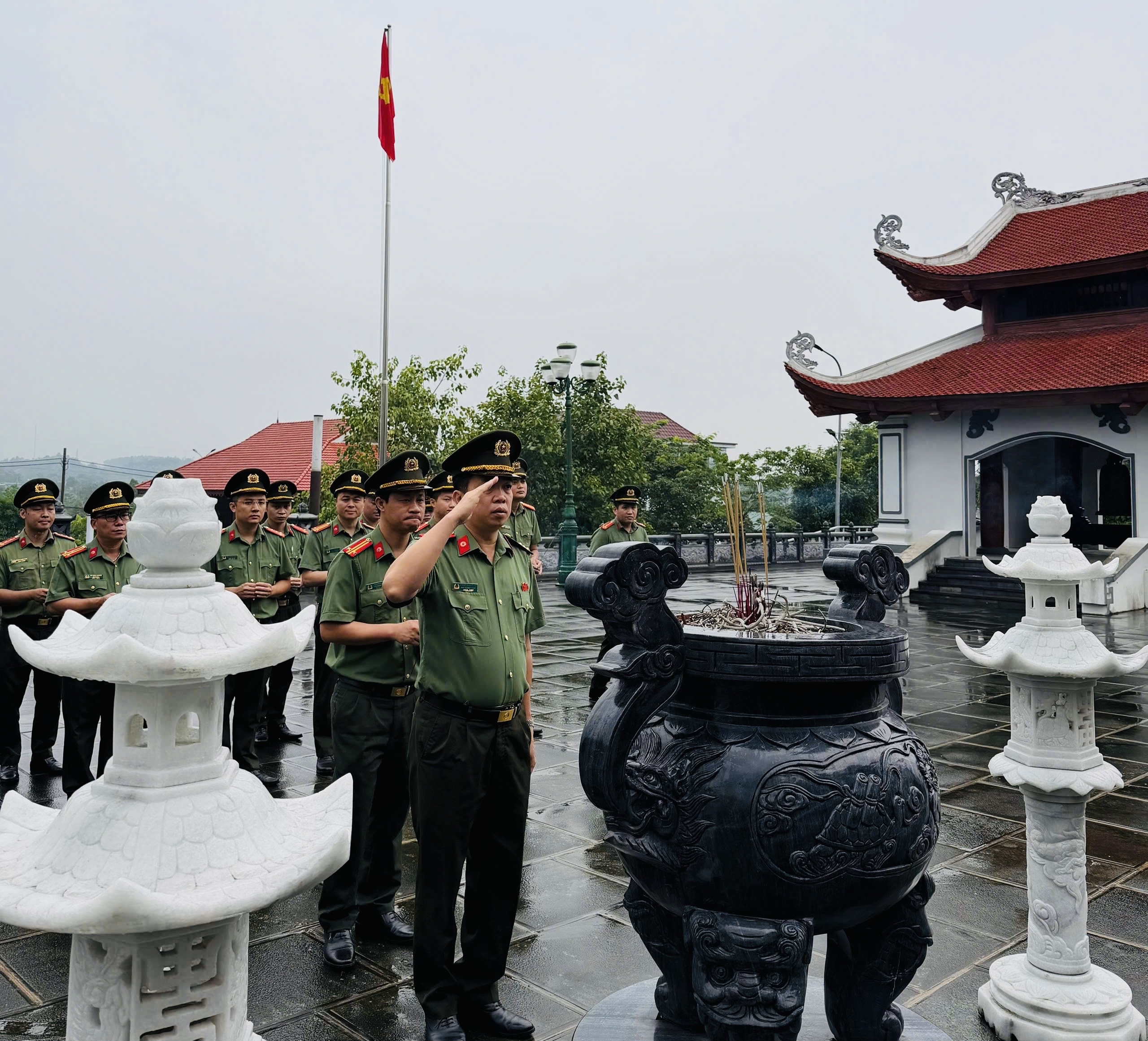 Đ/c Hoàng Minh Tuấn, Phó Trưởng phòng thắp hương tri ân