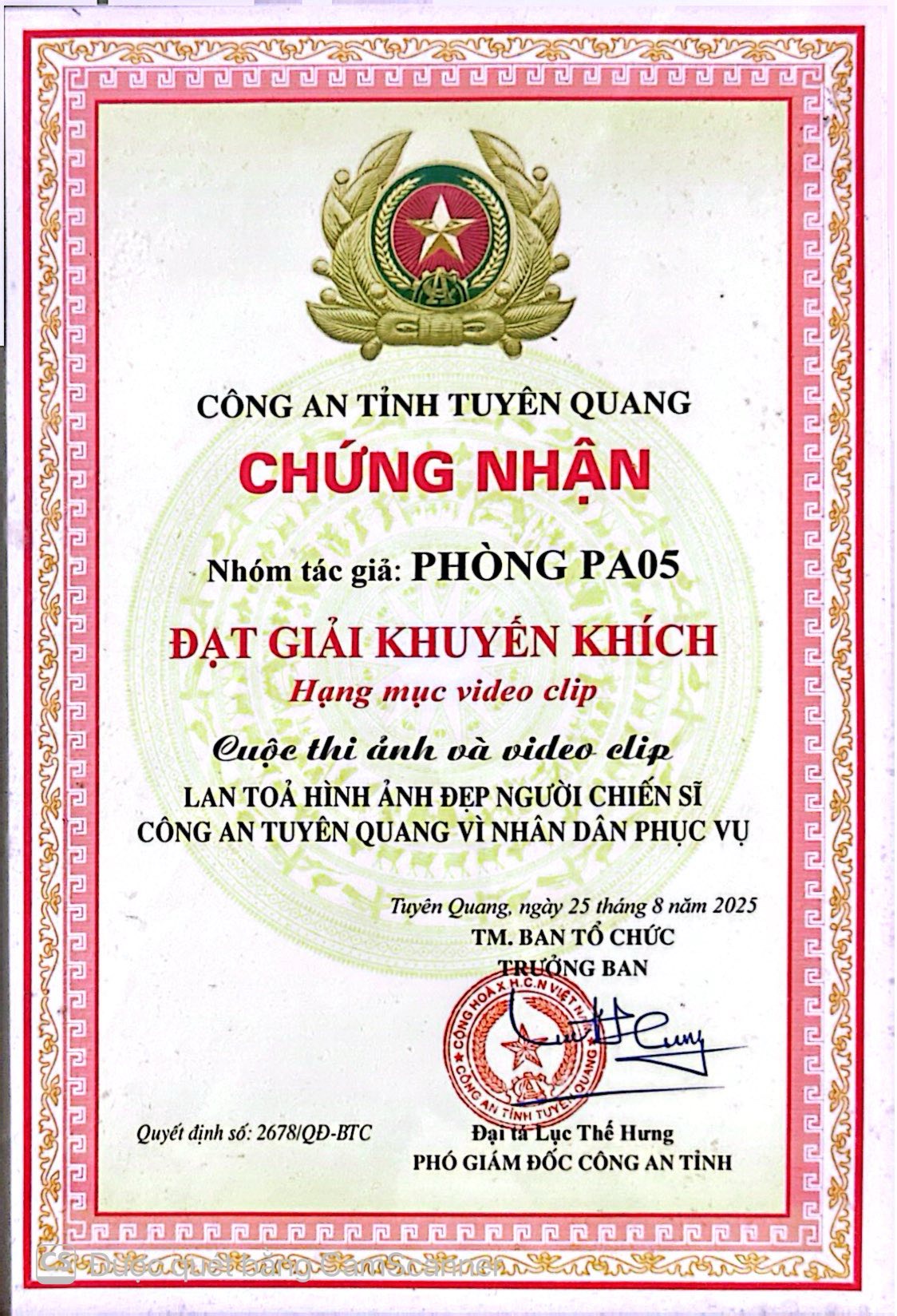 Đồng chí Lục Thế Hưng, Phó Giám đốc Công an tỉnh Trao tặng