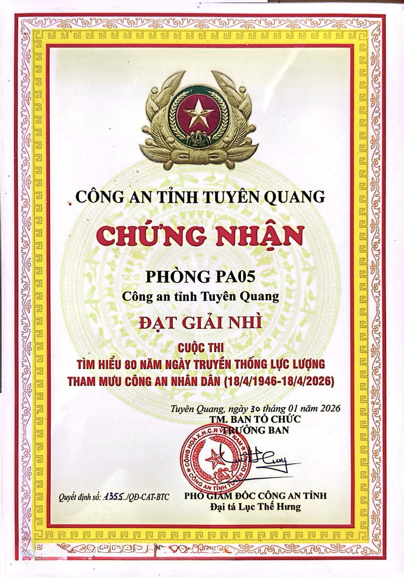 Đ/c Lục Thế Hưng, Phó Giám đốc Công an tỉnh Tuyên Quang trap tặng 